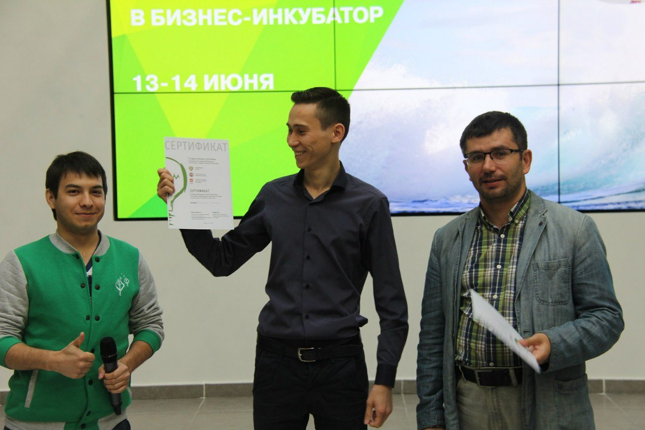 Владимир Селиванов с сертификатом на отборе в бизнес-инкубатор ИТ-парка Казани, июнь 2015 года
